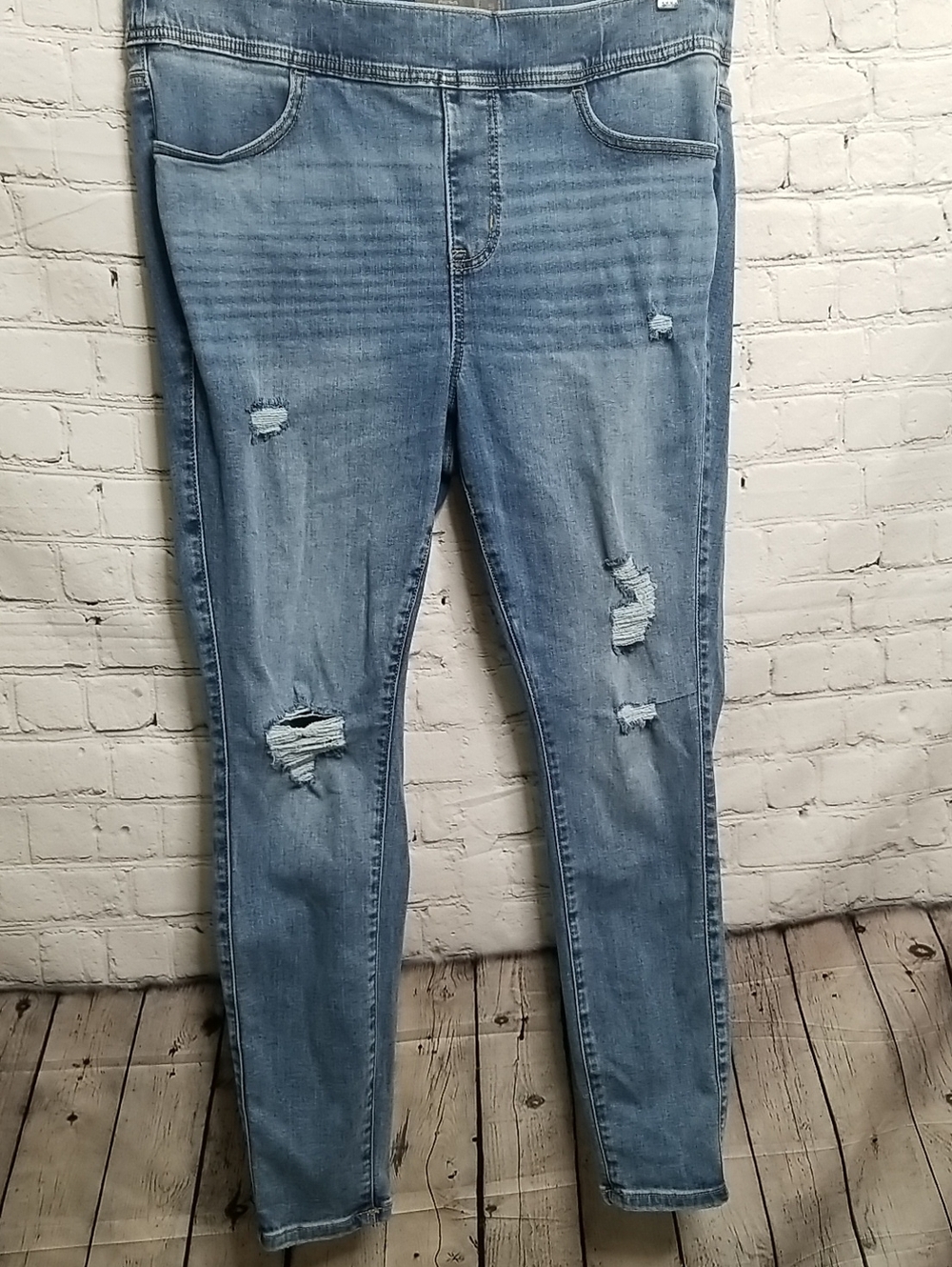 TORRID womens jeans 1R (size 14-16) stretch Medium Blue Distressed EUC
